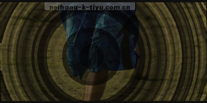 记分牌上，主队领先7分，计时器还剩最后15秒，全场沸腾。